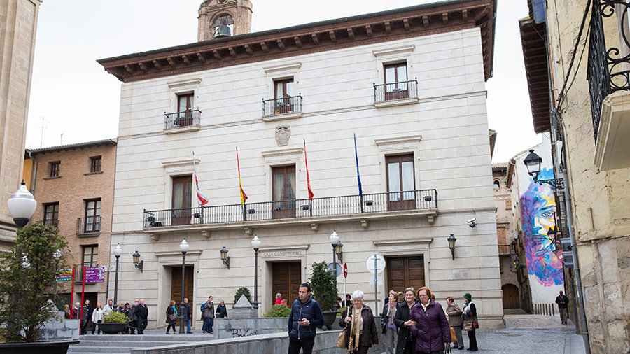 Visita al Ayuntamiento de Tudela para la presentación e inicio del proceso de firma de los Pactos Locales por los Cuidados